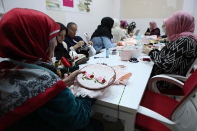 Arnavutköy'de Kadınlardan Kurdele Nakış Kursuna Yoğun İlgi