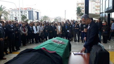 Hayatını Kaybeden Avukat İçin Meslektaşları Adliye Önünde Tören Düzenledi