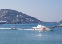 Kuşadası Körfezi'nde Arızalanan Teknedeki 3 Kişi Kurtarıldı