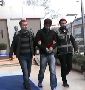 Üniversiteyi Soydular