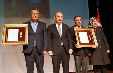 Afyon Şehitlerinin Ailelerine 'Devlet Övünç Madalyası Ve Beratı' Verildi