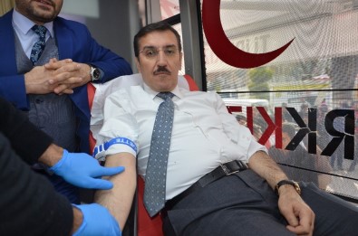 Bakan Tüfenkci'den Mehmetçikler İçin Kan Bağışı