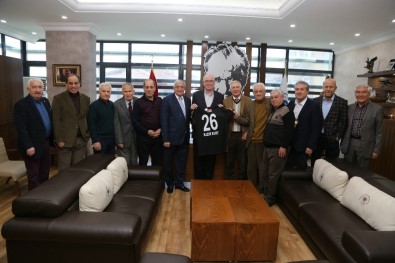 Eskişehirsporlu Profesyonel Futbolcular Dayanışma Derneğinden Kazım Kurt'a Ziyaret