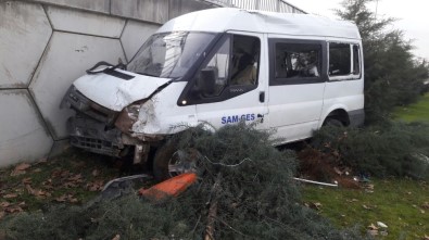 Giresun'da Kontrolden Çıkan Minibüs Viyadük Duvarına Çarptı Açıklaması 2 Yaralı