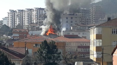 Sultanbeyli'de Binanın Çatı Katı Alev Alev Yandı