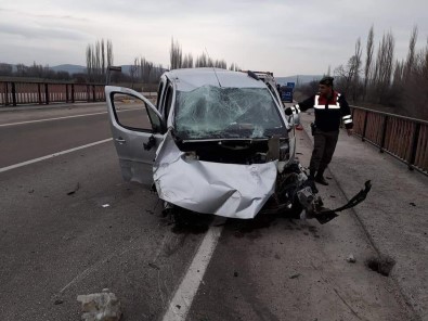 Afyonkarahisar'da Trafik Kazası Açıklaması 2 Yaralı
