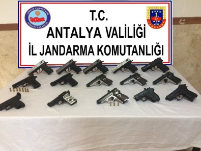 Antalya'da 15 Ruhsatsız Silah Ele Geçirildi