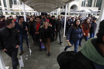 Antalya'da İzinsiz Açıklamaya Polis Müdahalesi