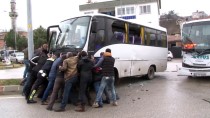 SERVİS ARACI - Servis Aracıyla Minibüs Çarpıştı Açıklaması 1 Yaralı