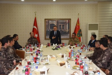 Vali Elban Afrin'e Gönderilecek Askerlerle Yemekte Buluştu