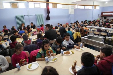 Vali Sonel'den 332 Öğrenciye Kahvaltı Desteği