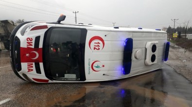 Ambulans Vaka Dönüşünde Devrildi Açıklaması 2 Yaralı