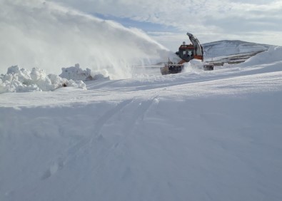 Ardahan'da Kar Ve Tipi Nedeniyle Kapanan Yollar Ulaşıma Açıldı