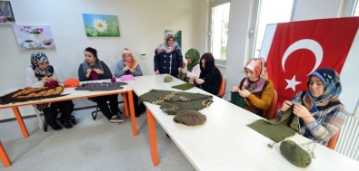 Purskalarlı Kadınlar Mehmetçiğe Atkı Ve Bere Örüp Gönderdi