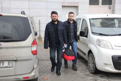 Tuvalete Gizlenmiş Bilgisayar Ve Cep Telefonlarıyla Yakalanan Öğretmen Tutuklandı