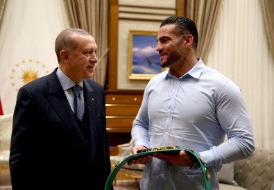 Cumhurbaşkanı Erdoğan Suriyeli Şampiyon Boksörü Kabul Etti