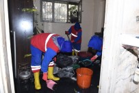 Evini Su Basan Vatandaşa Belediye Ekipleri Yardım Etti