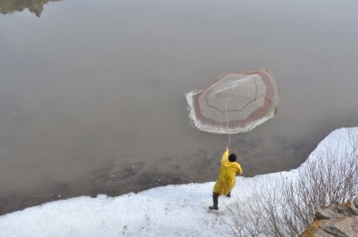 Kars'ta Eriyen Buzlar Balıkçılara Yaradı