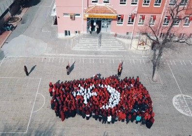 Öğrenciler Mehmetçik İçin Bayrak Oldu Dalgalandı