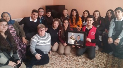 Öğrenciler Şehit Ailesini Ziyaret Etti