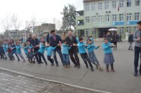 İSMAIL ÇORUMLUOĞLU - Protokol Ve Öğrenciler Halat Çekerek Eğlendi