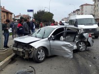 Ünye'de 2 Otomobil Çarpıştı Açıklaması 3 Yaralı