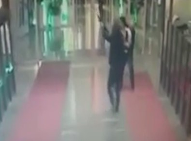 Volkan Konak Sahnedeyken Pompalı Tüfekle Ateş Açtı