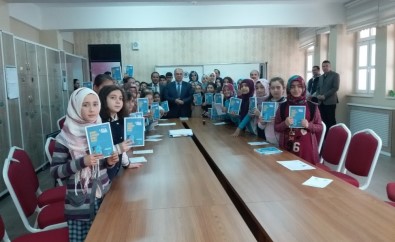 Başkan Kutlu Öğrencilere Kitap Dağıttı