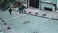 YARALI KADIN - Beyoğlu'ndaki Kadına Bıçaklı Saldırı Kamerada