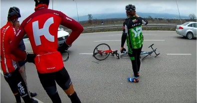 Bisikletçilerilere Otomobil Çarptı Açıklaması 1 Yaralı