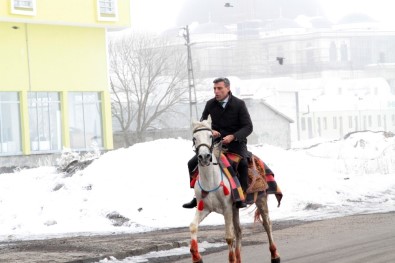 CHP'li Yılmaz, Ardahan'ın Kurtuluş Töreninde At Bindi