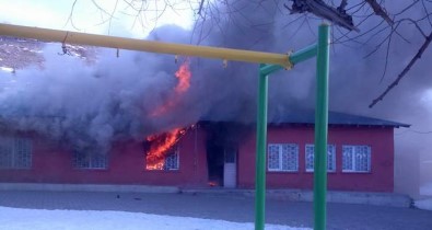 Kars'ta İlkokul Yandı