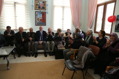 Koca Çınar Yaşam Merkezi 1'Nci Yaşını Kutladı