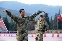 ASKER AİLESİ - Komandolardan Zeybek, Horon Ve Halay Performansı