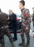 POLİS ÖZEL HAREKAT - Özel Harekatçı Oğlunun Arkadaşlarını Kurban Keserek Karşıladı