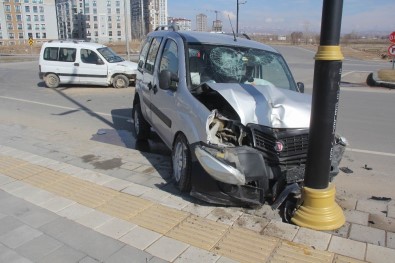 Sivas'ta İki Hafif Ticari Araç Çarpıştı Açıklaması 6 Yaralı