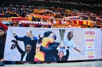 Taraftarlardan Gomis'e Pankartlı Destek