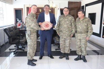 Tuğgeneral Köseali'den Belediye Başkanı Ayhan'a Teşekkür Plaketi