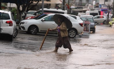 Bodrum'da 15 Dakika Yağan Yağmur Sokakları Göle Çevirdi