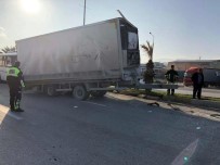 SERVİS OTOBÜSÜ - Dorsesi Kopan Tır Zincirleme Kazaya Yol Açtı Açıklaması 16 Yaralı
