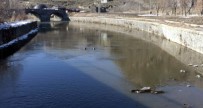 GÜNEŞLİ HAVA - Kars Çayı'nın Buzları Erken Çözüldü