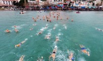 KADIN SPORCU - Kış Ortasında 500 Kişi Datça'da Yüzdü