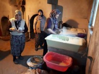 HACıKEBIR - Köylü Kadınlar Yaptıkları Ekmekleri Satıp Parasını Mehmetçik Vakfı'na Bağışladı