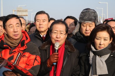 Güney Korelilerden Kim Yong Chol Protestosu