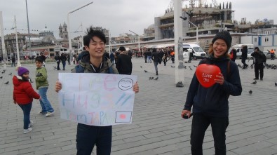 Japon Turistlerden Taksim'de 'Sarılmak Bedava' Etkinliği