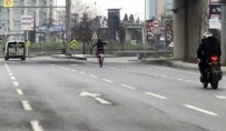 (Özel) Motosiklet Sürücüsünün Trafikte Tehlikeli Şovu Kamerada
