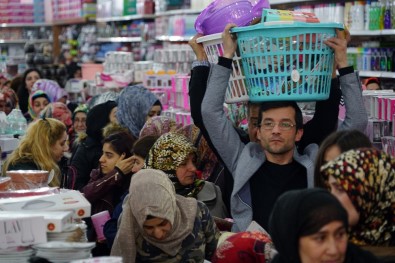 'Ucuz' Satışlı Açılış İzdihama Yol Açtı