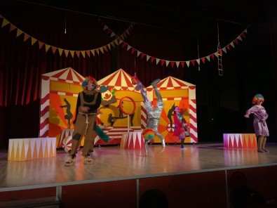 Kütahya Belediyesi Şehir Tiyatrosu, 'Benim Güzel Pabuçlarım' Oyununu Akşehir'de De Sahneledi