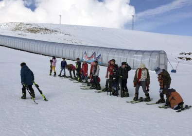 Öğrencilere kayak eğitimi