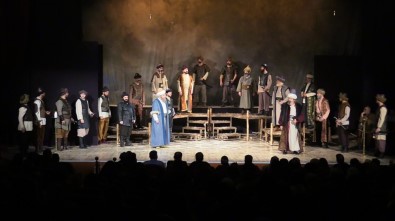 Akşehir'de 'Osmancık' İsimli Tiyatro Oyunu Sahnelendi